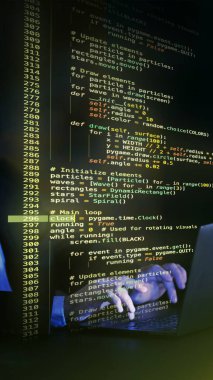 Sanal alanda yansıtılan kavramsal kurgusal kod, sanal ortamda devam eden gelişmeyi ve dijital sistemlerin uygulanmasını sembolize ediyor. Bilişim çözümleri kavramı, programlama. Ad