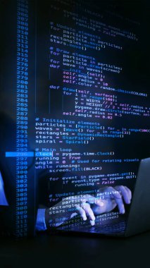 Sanal çerçeveler içinde simülasyonlar oluşturmada hassasiyet ve yaratıcılığı gösteren sanal ortamda, masaüstü ekranında kurgusal kod yer almaktadır. Bilişim çözümleri kavramı, uygulamalar. Ad