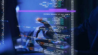 Sanal uzayda, yenilikçi dijital çözümler geliştirmek için etkileşimli ve sürükleyici bir yaklaşımı temsil eden kurgusal bir koda işaret eden eller. Bilişim çözümleri, uygulamalar, yenilik kavramı. Ad