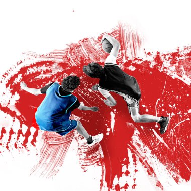 Çağdaş sanat kolajı. İki basketbol oyuncusu maçın ortasında, biri top sürüyor, diğeri de soyut kırmızı boya sıçrama arkaplanına karşı blok yapıyor. Spor anlayışı, hareket, hobi. Ad