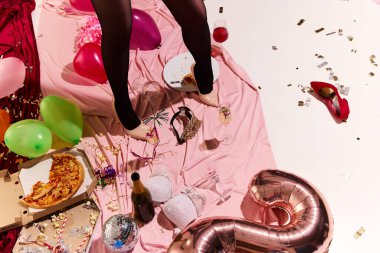 Pembe saten, yeşil balonlar, ezilmiş konfetiler, dökülen içkiler ve yüksek topuklu ayakkabı giyen çılgın bir gece, sabah pişmanlığına dönüştü. Alkol kavramı, akşamdan kalma. Ad