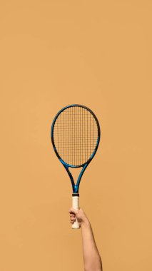 Tenis raketini yüksek tutarak, kontrolü, çevikliği ve duyarlılığı vurgulayarak kumlu zemine karşı başarılı bir oyun oynamak için gerekli. Spor aletleri, kontrol ve strateji kavramı. Ad