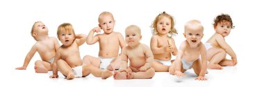 Bebek bezleri içinde oturan, farklı ifadeler kullanan, etkileşim kuran, beyaz arka plana karşı çevreyi keşfeden bir grup bebek. Çocukluk kavramı, annelik, yaşam, doğum. İlan için alanı kopyala