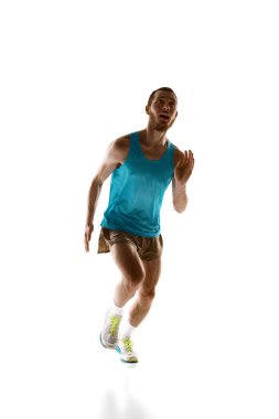 Hareket halindeki koşucunun düşük açılı görüntüsü, beyaz stüdyo arka planına karşı patlayıcı gücü ve kararlılığı vurguluyor. Profesyonel spor, hız, çeviklik ve rekabet gücü kavramı.