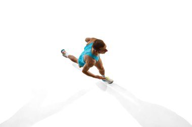 Atletizm koşucularının genel görünümü, güçlü vücut mekaniği ve hızlı hareket beyaz stüdyo arka planına karşı rekabetçi enerjiyi tanımlıyor. Hareket, odaklanma ve spor başarıları kavramı.