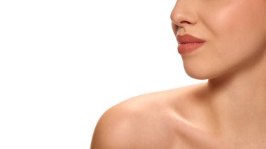 Doğal makyajlı, susuz ve sağlıklı ciltli genç kadın dudaklarını beyaz stüdyo arka planına yakın çekim. Doğal güzellik kavramı, kozmetoloji prosedürleri, spa, kendine bakım, sağlık..