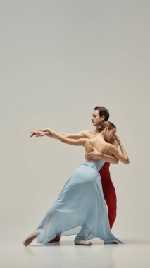 Bale dansçıları birbirlerini şefkatle kucaklıyor, şiirsel bir güven ve ifade anında donup kalmış hareket beyaz stüdyo geçmişine karşı. Duygu kavramı, bağlantı, kırılganlık, sanatçılık.