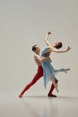 Bale dansçıları hareket anında donar, kolları ifade edici enerjiyi yansıtır, denge ve kontrol beyaz stüdyo arka planına karşı görsel şiiri tanımlar. Sinerji kavramı, ritim, tutku, aşk.