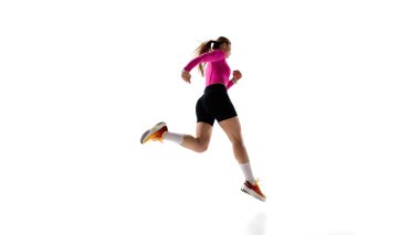 Beyaz stüdyo arka planında izole edilmiş dayanıklılığı gösteren hareketli, eğitimli, rekabetçi bayan koşucunun düşük açılı arka plan görüntüsü. Atletizm, spor, dayanıklılık, sağlıklı yaşam tarzı. Ad