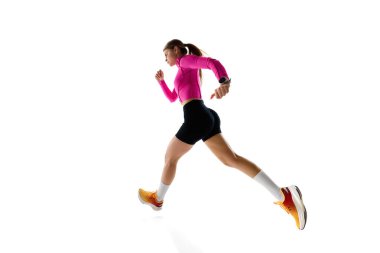 Koşunun ortasında formda bir bayan atlet, limitleri zorluyor, antrenman yapıyor, gücünü ve azmini beyaz stüdyo geçmişine karşı gösteriyor. Atletizm, spor, dayanıklılık, zindelik, sağlıklı yaşam tarzı kavramı. Ad