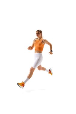 Spor giyimli genç bir kadın, kendini atletine adamış beyaz stüdyo geçmişine karşı tüm gücüyle koşuyor. Atletizm, spor, dayanıklılık, zindelik, sağlıklı yaşam tarzı kavramı. Reklam. Boşluğu kopyala