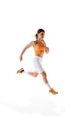 Sportif yaşam tarzı, tutkulu koşucu beyaz stüdyo geçmişine karşı güç ve kendine güvenle ilerliyor. Atletizm, spor, dayanıklılık, zindelik, sağlıklı yaşam tarzı kavramı. Ad