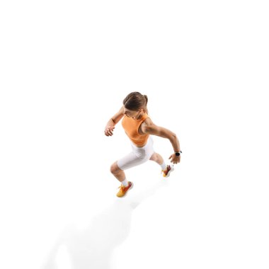 Orta basamaklı bir bayan atlet, beyaz arka plana karşı profesyonel sporlarda gelişimi, gücü ve motivasyonu simgeliyor. Üst Manzara. Atletizm, spor, dayanıklılık, sağlıklı yaşam tarzı. Ad