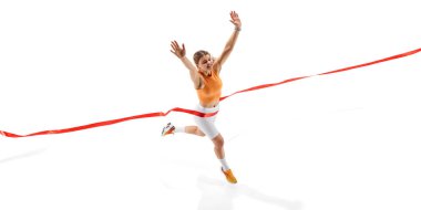 Muzaffer bayan koşucu bitiş çizgisini geçiyor, kollar zaferle kalkıyor, gözler odaklanmış, beyaz stüdyo arka planına karşı gücünü ve bağlılığını ifade ediyor. Rekabet kavramı, başarı