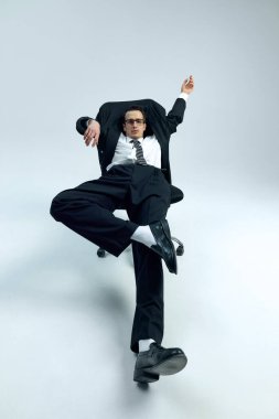 Eskilerden esinlenilmiş, duygusal hareket ve güncel enerji şekillendirme işyeri algısına karşı psikolojik denge. İş kavramı, psikoloji, aşırı çalışma, iş hayatı dengesi.