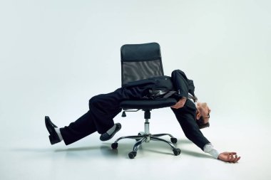 Girişimci, beyaz arkaplana karşı durarak modern ticaretin psikolojik zorluklarını tasvir ediyor. İş kavramı, psikoloji, aşırı çalışma, iş hayatı dengesi.