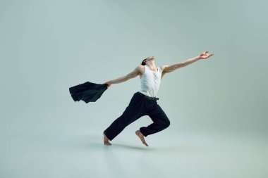 Katı kurumsal kimlikten yaratıcı kendini ifade etme hareketine doğru geniş kollarla etkileyici bir sıçrama. İş kavramı, psikoloji, aşırı çalışma, iş hayatı dengesi.