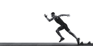 Genç atletik adamın dinamik fotoğrafı, profesyonel koşucu beyaz atölyenin arka planında hızla yükseliyor. Monokrom filtresi. Spor anlayışı, sağlıklı yaşam tarzı, şampiyonluk, aksiyon. Ad