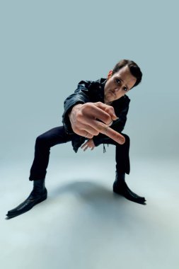 Cesur sanatçı isyankar davranışlar sergiliyor. Yoğun bir varlık ve değişken arka plana karşı sert bir tutum sergiliyor. Sanat, rock, meydan okuma, kişilik, isyan, kültür, müzik kavramı.