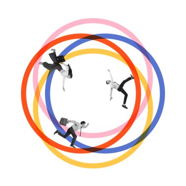 Çağdaş sanat kolajı. Birbirine bağlı çevrelerde koşuşturan ve düşen iş adamları, dinamik iş akışını, kariyer döngülerini sembolize ediyorlar. Adaptasyon, hareket, zorluklar, ilerleme kavramı.