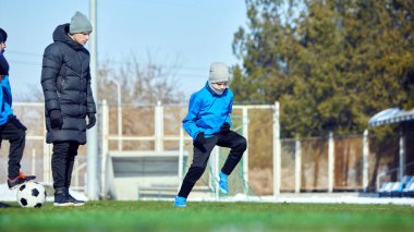 Rafting Tekniği. Genç futbolcular kış sahasında yetenek geliştirme tatbikatlarına katıldılar. Atletik adanmışlık ve takım çalışması. Kararlılık kavramı, ilerleme, açık havada öğrenme.