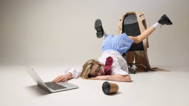 Yorgun bir kadın, beyaz arka planda ofis sandalyesinde alışılmadık bir şekilde yere yığıldı ve uyudu, stresi ve iş kaynaklı yorgunluğu iletti. Dijital yorgunluk kavramı, profesyonel tükenme.