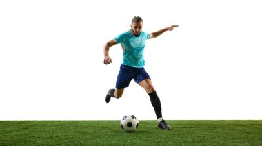 Odaklanmış futbolcunun ileri doğru koşan yüksek hızlı hareketi, hassas bir şekilde topu kontrol ediyor, gözler hedefine kilitlenmiş, beyaz zemine karşı. Takım çalışması, disiplin, şampiyonluk, yetenek kavramı.
