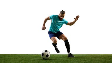 Stadyum çimlerinde çeviklik, kontrol ve güç gösteren koşunun ortasında yetenekli bir atletin manevra yaptığı yoğun futbol maçı anı. Profesyonel spor konsepti, şampiyonluk, maç, zafer.