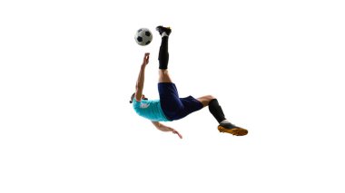 Yerçekimine meydan okuyan futbol taktiği, oyuncunun kusursuz bir üst tekme atması, hareketli vücudun bükülmesi, oyunu mutlak beceriyle kontrol etmesi. Profesyonel spor konsepti, şampiyonluk, maç, zafer.