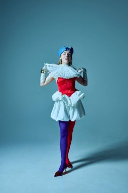 Avangard sanatçısı tasmayı dramatik bir şekilde kaldırıyor, yüksek moda stili ve hareketi modern sürrealizmde tarihsel karakter illüzyonu yaratıyor. Moda, tarz, sanat, çeşitlilik kavramı.