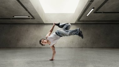 Dansçı bir elinde havada uçuyor, ayağı havada, vücudu güçlü ve sakin, atletik kıvrımları ışıkla parlıyor. Hareket kavramı, müzik, beden gücü, sokak dansı, kontrol, tarz, kuralları çiğneme.