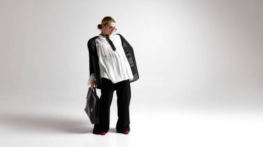 Kendine güvenen, genç bir kadın, beyaz stüdyo geçmişine karşı şaşırmış ve meraklı bir ifade arayan bir lider. İş kavramı, yeni zorluklar, motivasyon, güven.