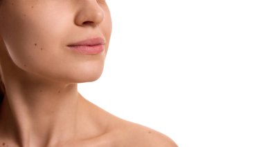 Beyaz arka planda yumuşak ve sağlıklı derili kadın boyun ve çenesinin kesilmiş fotoğrafı. Çift çene önleme. Gençlik ve doğal güzellik kavramı, kozmetik tedavisi, kozmetik