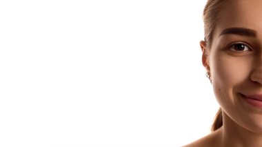 Pankart. Saçları bakımlı, uzun kirpikli, beyaz arka planda kameraya bakan esmer bir kadının yarım portresi. Gençlik kavramı ve doğal güzellik, tedavi, kozmetik, spa. Ad