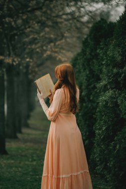 Arkasını döndü, kitap havada tutuldu, ağaçların arasında unutulmuş sayfalara dadanan bir bilgi hayaleti gibi okudu. Yalnızlık, hafıza, entelektüel tutku kavramı. Kitap veya film kapağı için uygun.