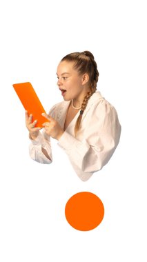 Modern kolaj çalışmaları. Heyecanlı kız, turuncu periyot şeklinde tablet kullanıyor. Etkileşimin sevincini ifade ediyor. İnceleme, geri bildirim, kullanıcı deneyimi, sürpriz, dijital iletişim kavramı.