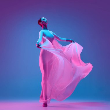 Pembe peçeyi kaldıran dansçının dinamik fotoğrafı kollarını uzatarak canlı stüdyo arkaplanına karşı güzelliğin estetiğini sembolize ediyor. Dans ve müzik kavramı, gelecekçilik, estetik, performans, özgürlük.