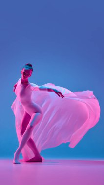 Balerinin öne doğru vuruşunu gösteren dinamik bir fotoğraf. Pembe peçeli arka planda, neon ışıklarının altında tutkuları sembolize eden değişken bir arka plan var. Güzellik kavramı, bale, dans, müzik.