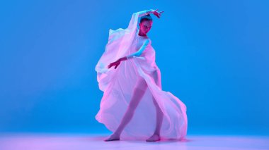 Dansçı, duyguları yukarı doğru hareketlerle, arkasında parlak pembe ve mavi neon ışıklarla parlayan kumaşlarla ifade ediyor. Güzellik konsepti bale müziği dans estetik özgürlük hareketi.