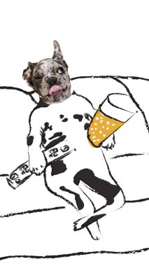 Mizahi sanat kolajı. Dilini patlamış mısır tutan ve uzaktan kumandalı kanepeye oturmuş bir şeyler izleyen komik benekli köpek. Hayvan, hayvan ve sahip kavramı, yaşam tarzı, veterinerlik, tımar.