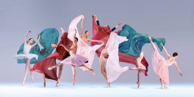 Kolaj. Modern kolaj. Havanın ortasındaki bir grup balerin pastel şifon kumaşlı dışavurumlar yaratıyor. Bale, estetik, hareket, dans, uyum, yaratıcılık kavramı.