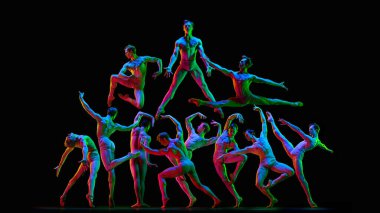 Poster. Kolaj. Erkek dansçılar koyu renkli neon ışıkları ve senkronize enerjisiyle akrobatik bir yapı oluşturuyorlar. Bale, estetik, hareket, dans, performans, güç kavramı.