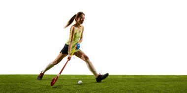 Dişi hokey oyuncusu, akışkan koordinasyon ve oyun stratejisini gösteren sürüş ve kendine güvenle ilerliyor. Spor etkinlikleri kavramı, yarışma, şampiyonluk, oyun, hareketler.