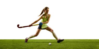 Üniformalı bayan hokey atleti, topun kontrolünü tam olarak ele almak için geniş bacağıyla öne uzanıyor. Spor etkinlikleri kavramı, yarışma, şampiyonluk, oyun, hareketler.