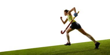 Düşük açı. Rekabetçi bayan hokey atleti vites koluyla hızlanıyor ve hız çevikliğini ve zafer arayışını vurguluyor. Spor etkinlikleri kavramı, yarışma, şampiyonluk, oyun, hareket