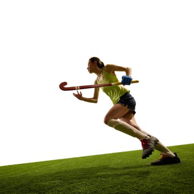 Kadın hokey oyuncusunun düşük açılı görüntüsü, zorlu kararlılığı ve atletik ilerlemeyi sembolize eden yokuş yukarı itiyor. Dinamik fotoğraf. Spor etkinlikleri kavramı, yarışma, şampiyonluk, oyun.