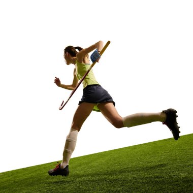 Kadın hokey oyuncusunun düşük açılı görüntüsü, zorlu kararlılığı ve atletik ilerlemeyi sembolize eden yokuş yukarı itiyor. Spor etkinlikleri kavramı, yarışma, şampiyonluk, oyun, hareketler.