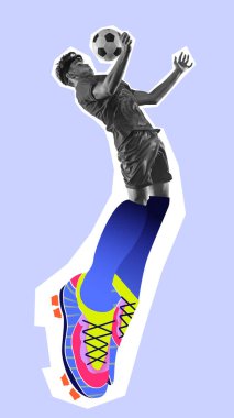 Birleşik görüntü. Futbolcu, abartılı renkli kramponlarla yumuşak mavi arka plana doğru yükseliyor. Profesyonel spor anlayışı, aktif yaşam tarzı, bahis, oyun. Ad