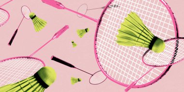 Poster. Çağdaş sanat kolajı. Pembe badminton raketleri ve pastel arka planda yeşil mekikleri olan dinamik bir düzen. Canlı pop sanat tarzı. Spor etkinlikleri, oyunlar, şampiyonluk kavramı.