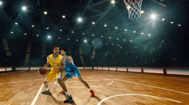 Bileşik kolaj. Sarı elbiseli oyuncu, arka plandaki seyirci koltuklarını doldurarak 3D kortta mavili defans oyuncusundan topu korumaya çalışıyor. Spor anlayışı, hareket, şampiyonluk, turnuva.